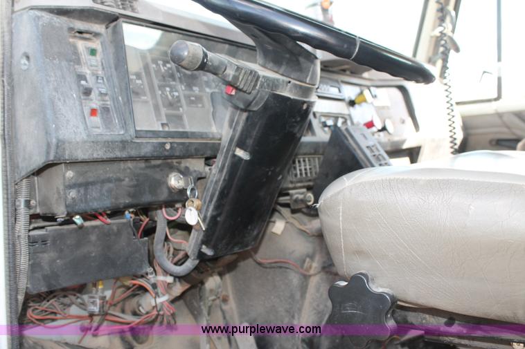 image for item L4269 2002 International 4900 bucket truck