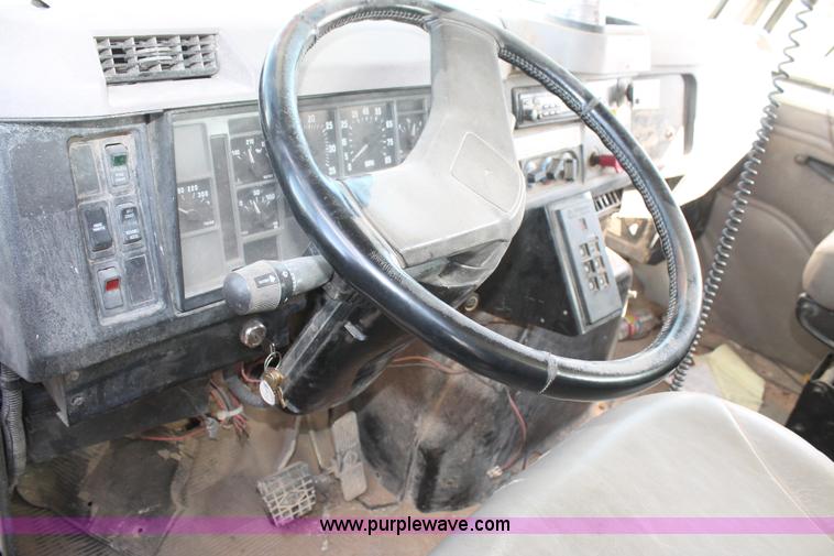 image for item L4269 2002 International 4900 bucket truck