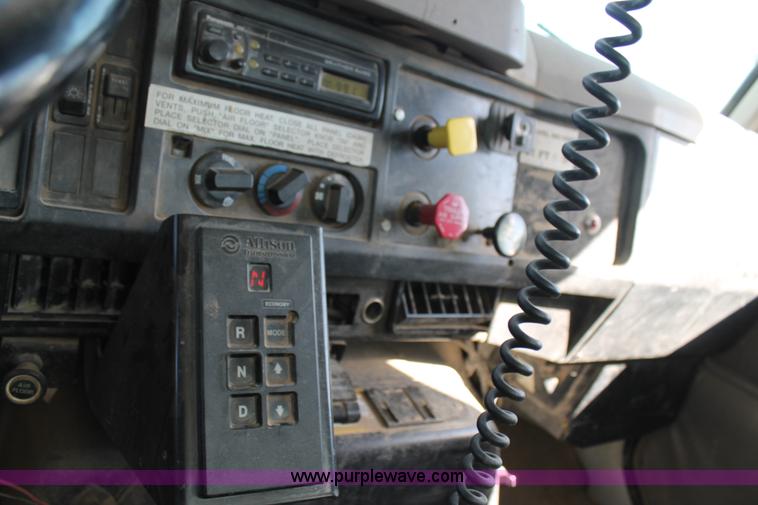 image for item L4269 2002 International 4900 bucket truck