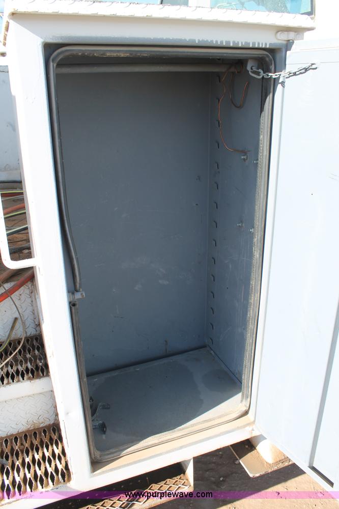 image for item L4270 2000 GMC C7500 bucket truck