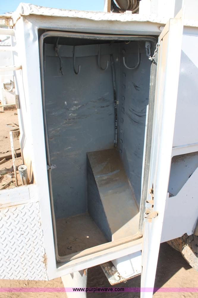 image for item L4270 2000 GMC C7500 bucket truck