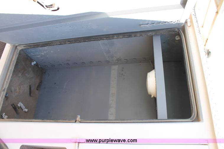 image for item L4270 2000 GMC C7500 bucket truck