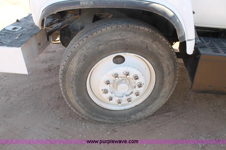 image for item L4270 2000 GMC C7500 bucket truck