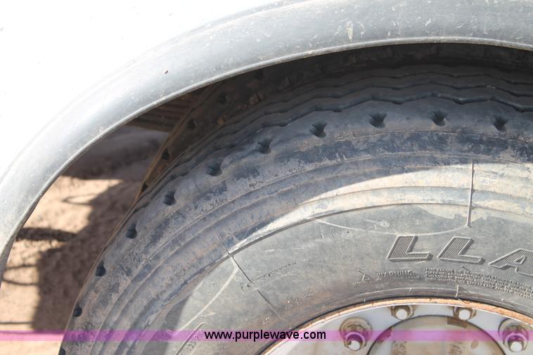 image for item L4270 2000 GMC C7500 bucket truck