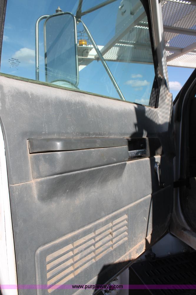 image for item L4270 2000 GMC C7500 bucket truck