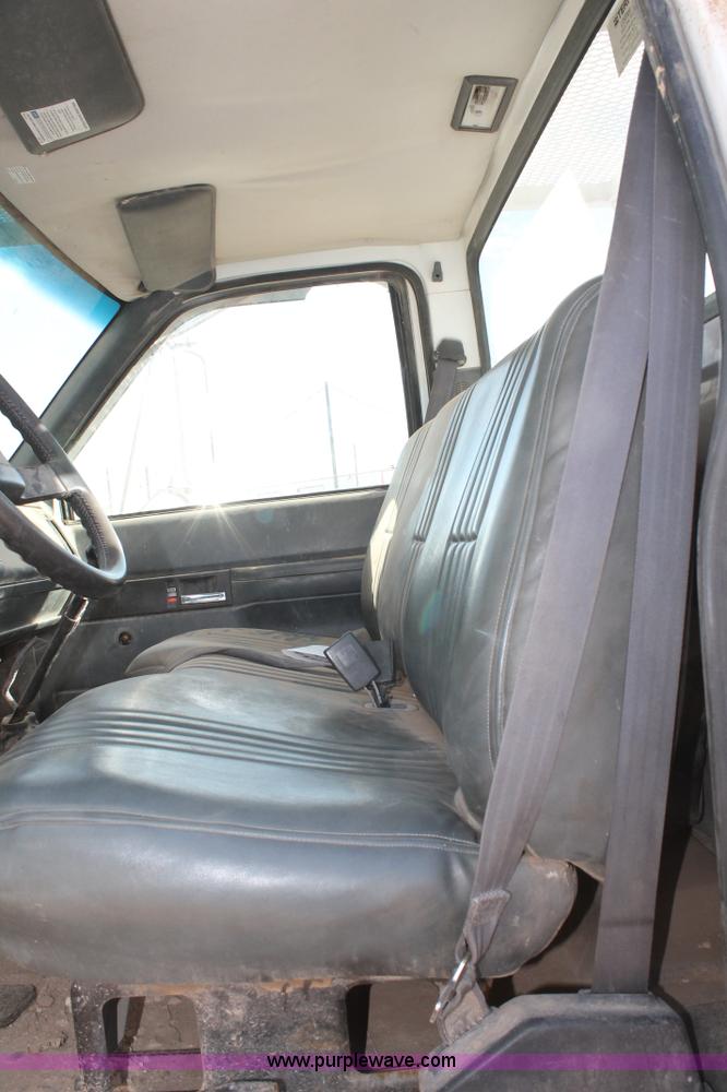 image for item L4270 2000 GMC C7500 bucket truck