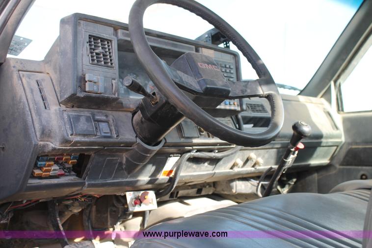 image for item L4270 2000 GMC C7500 bucket truck