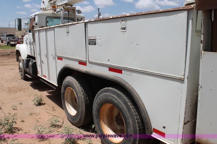 image for item L4271 1987 International F2554 bucket truck