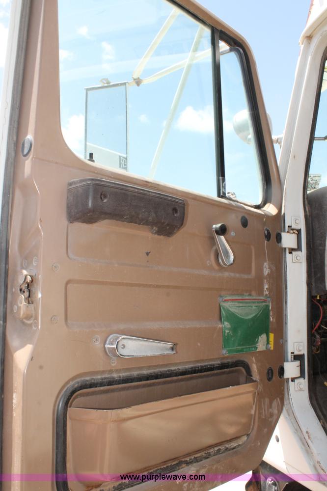 image for item L4271 1987 International F2554 bucket truck