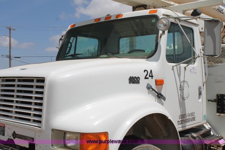 image for item L4272 1996 International 4800 bucket truck
