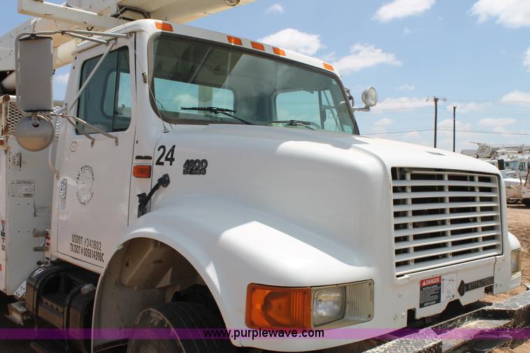 image for item L4272 1996 International 4800 bucket truck
