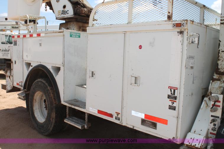 image for item L4272 1996 International 4800 bucket truck