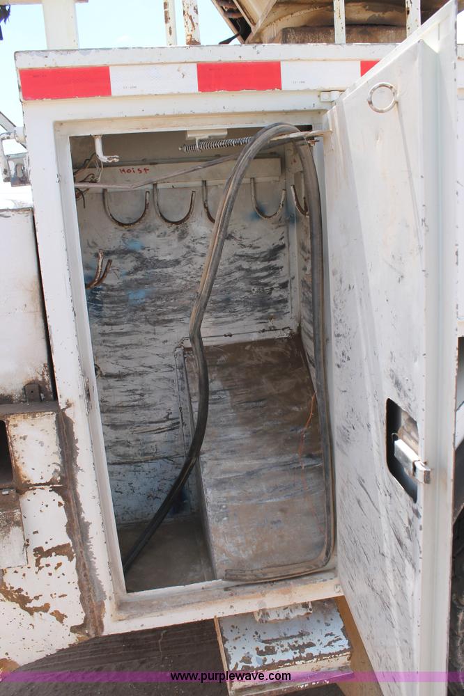 image for item L4272 1996 International 4800 bucket truck