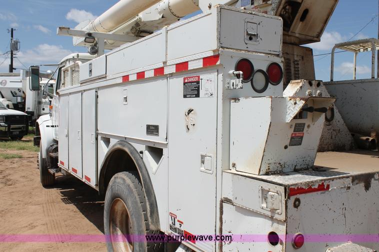 image for item L4272 1996 International 4800 bucket truck