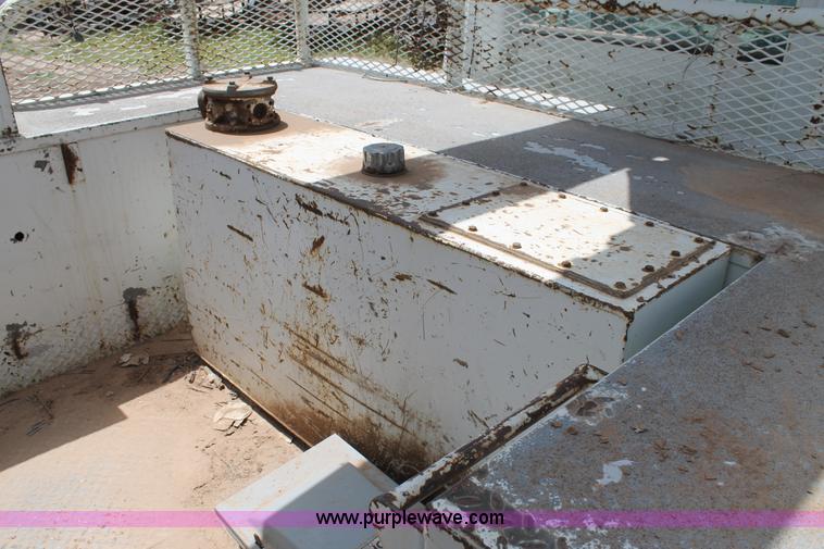 image for item L4272 1996 International 4800 bucket truck