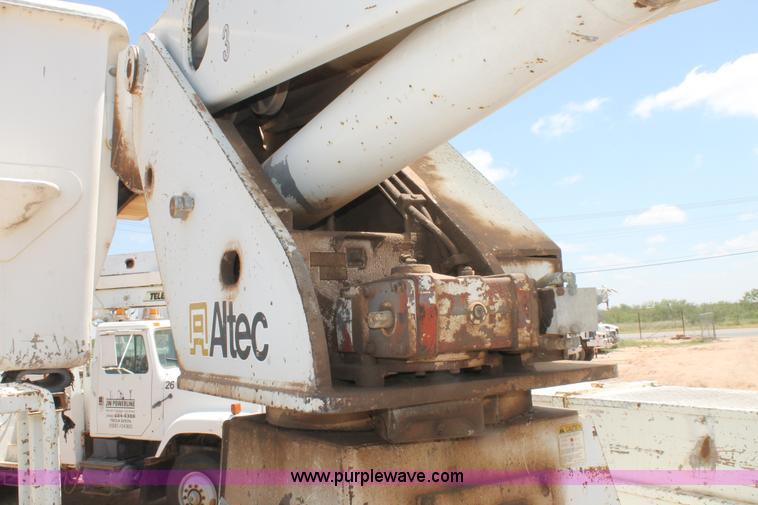 image for item L4272 1996 International 4800 bucket truck