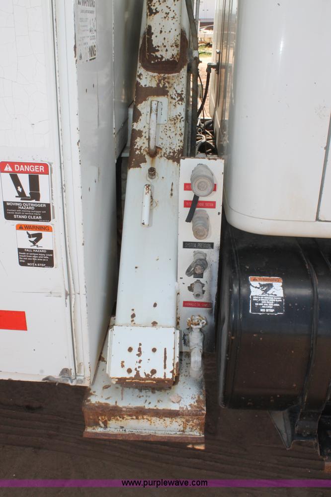 image for item L4272 1996 International 4800 bucket truck