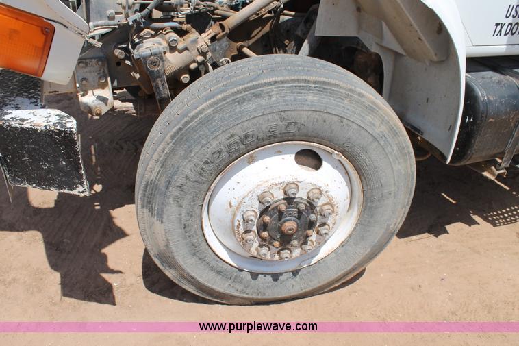 image for item L4272 1996 International 4800 bucket truck