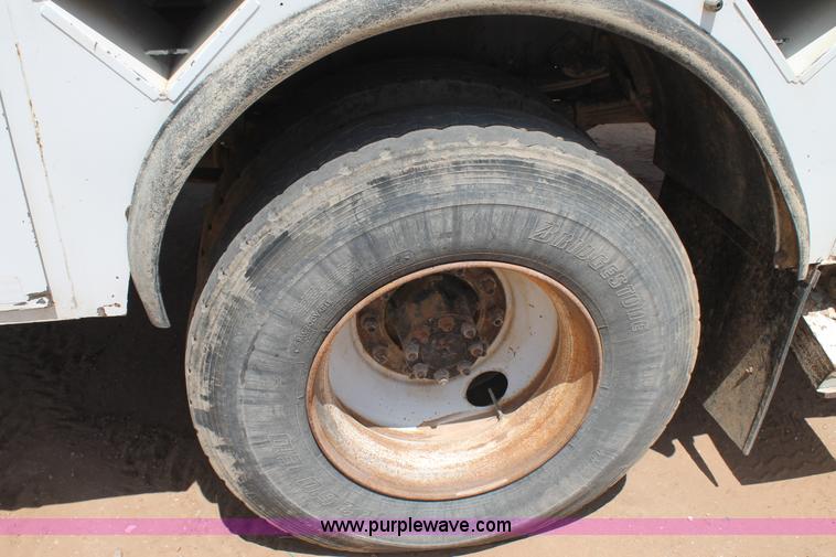 image for item L4272 1996 International 4800 bucket truck