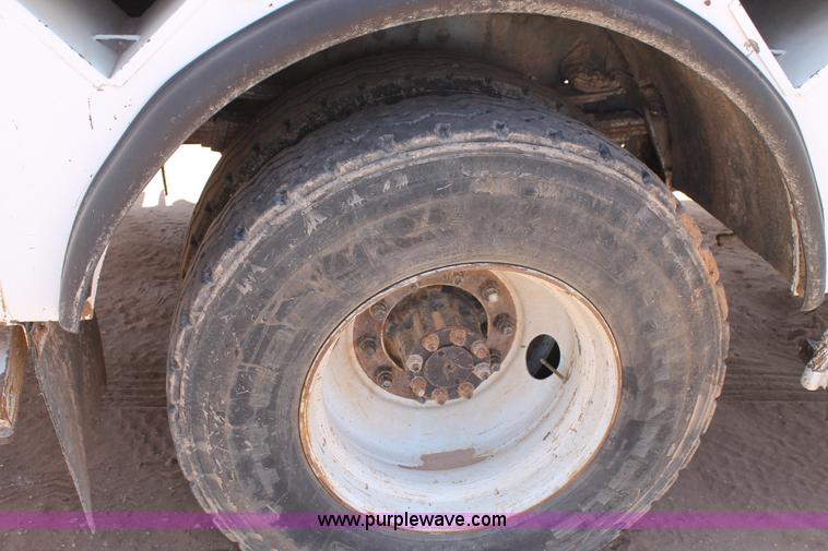 image for item L4272 1996 International 4800 bucket truck