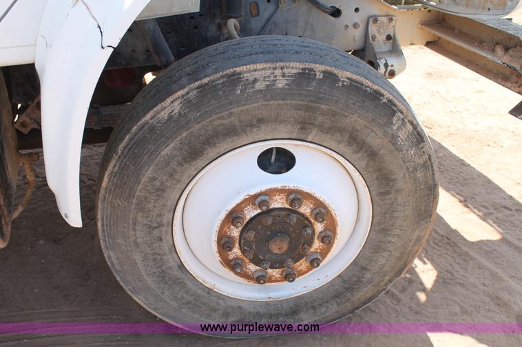 image for item L4272 1996 International 4800 bucket truck