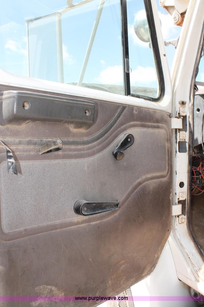 image for item L4272 1996 International 4800 bucket truck