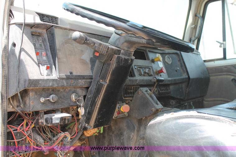 image for item L4272 1996 International 4800 bucket truck