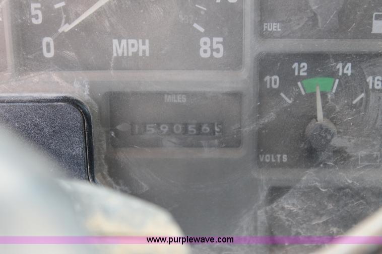 image for item L4272 1996 International 4800 bucket truck