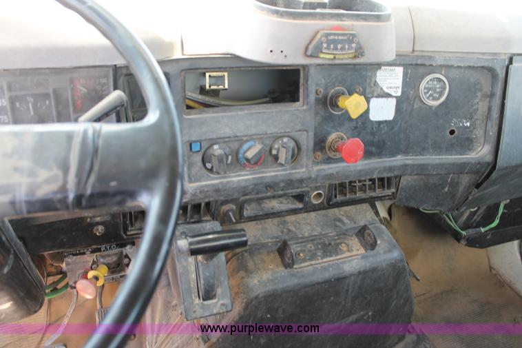 image for item L4272 1996 International 4800 bucket truck