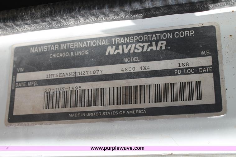 image for item L4272 1996 International 4800 bucket truck