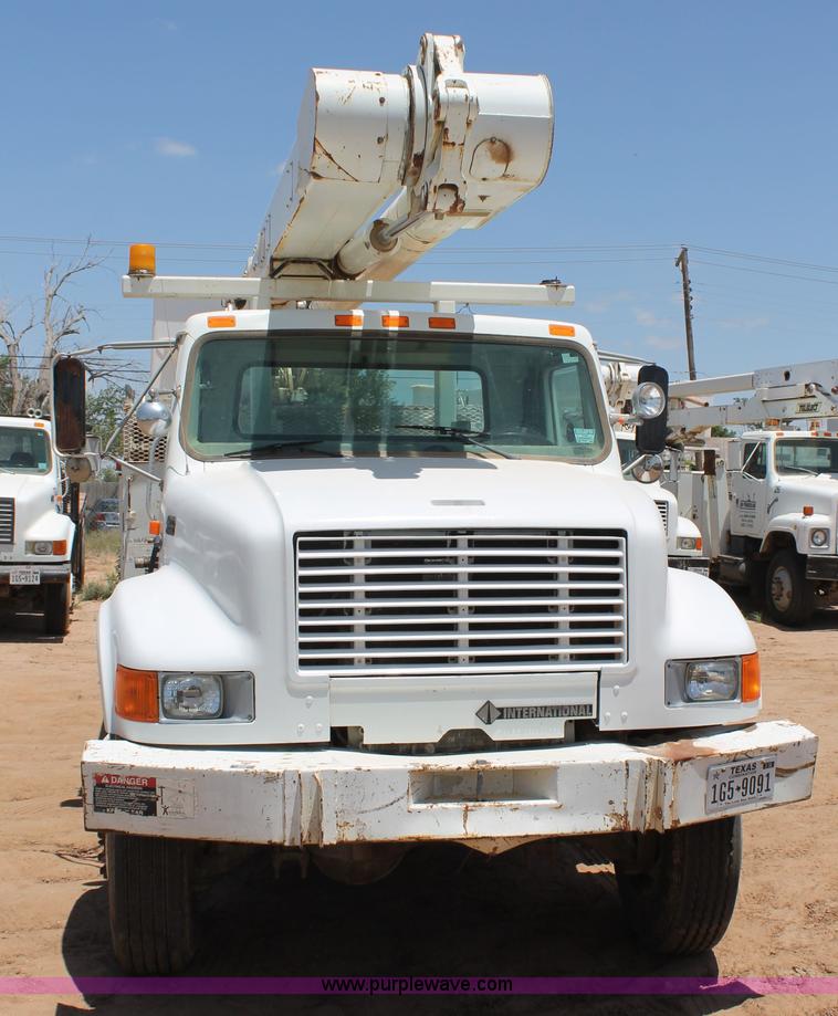 image for item L4273 1996 International 4800 bucket truck