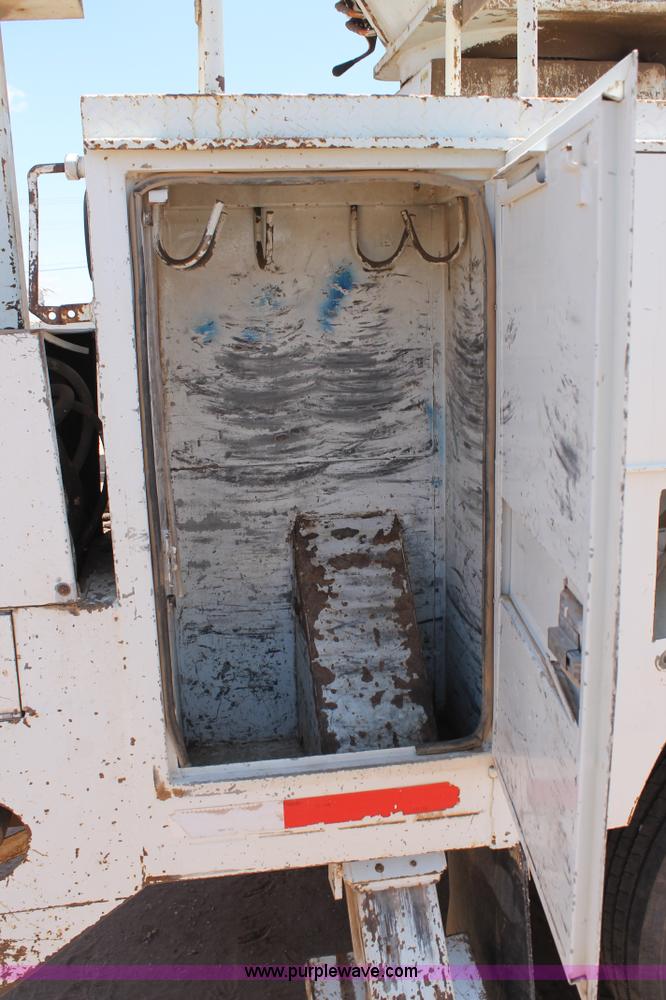 image for item L4273 1996 International 4800 bucket truck