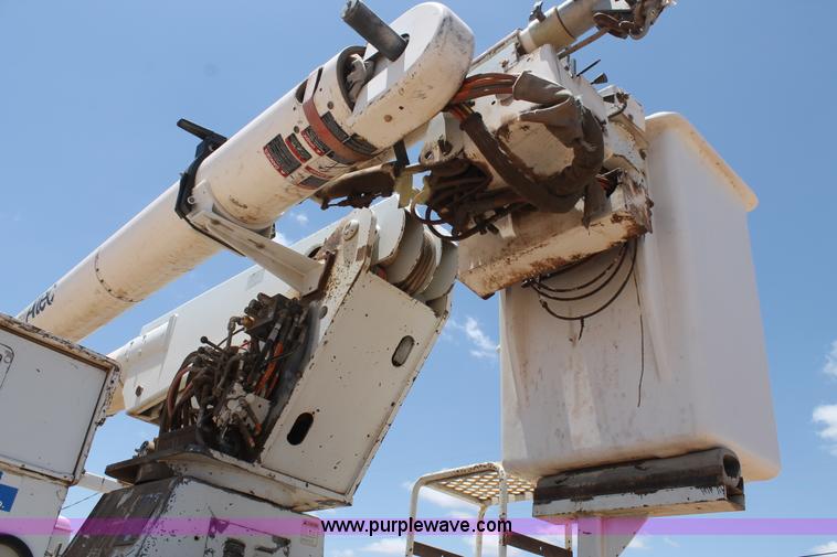 image for item L4273 1996 International 4800 bucket truck