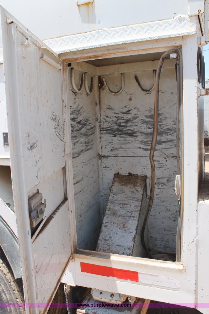 image for item L4273 1996 International 4800 bucket truck