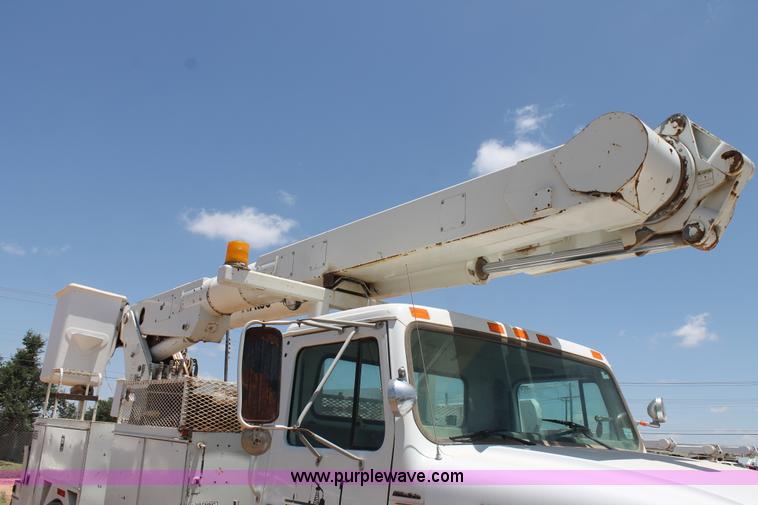 image for item L4273 1996 International 4800 bucket truck