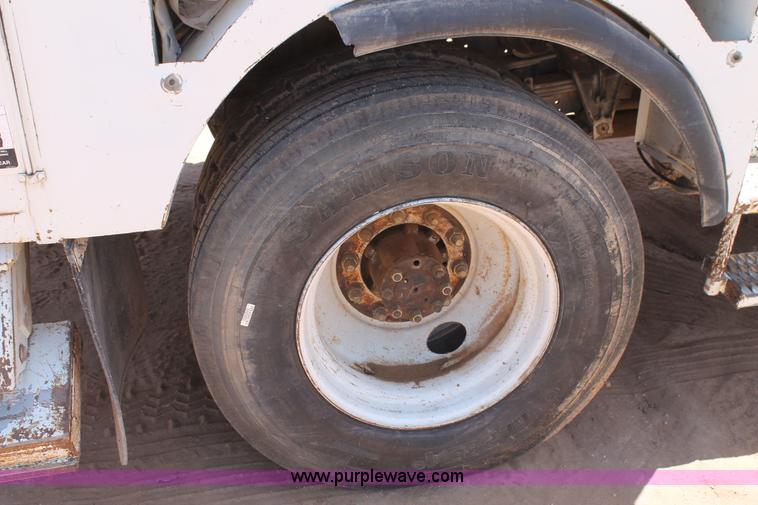 image for item L4273 1996 International 4800 bucket truck