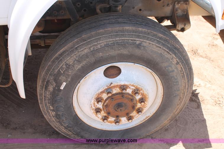 image for item L4273 1996 International 4800 bucket truck