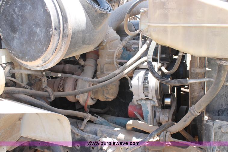 image for item L4273 1996 International 4800 bucket truck