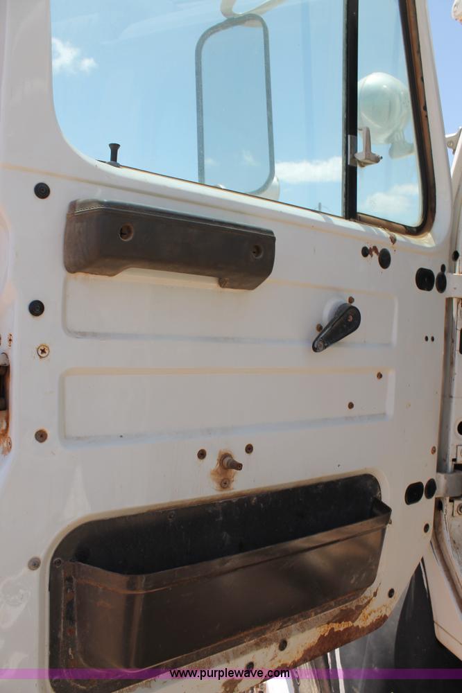 image for item L4273 1996 International 4800 bucket truck