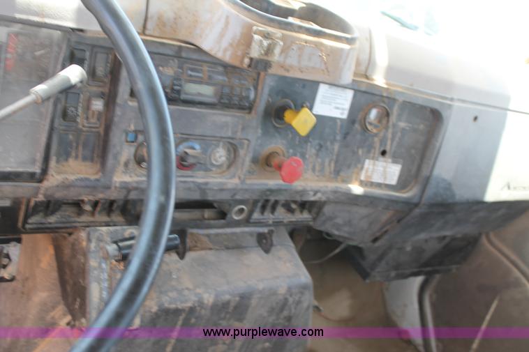 image for item L4273 1996 International 4800 bucket truck