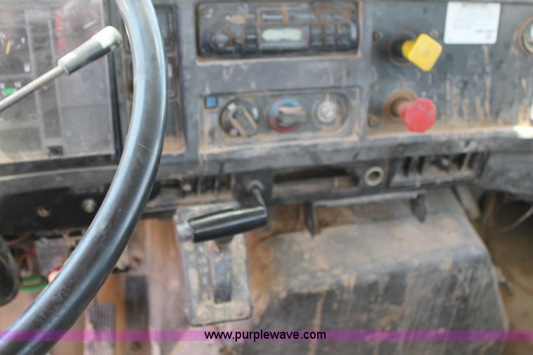 image for item L4273 1996 International 4800 bucket truck