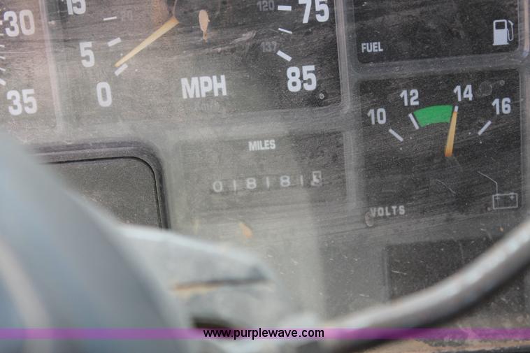 image for item L4273 1996 International 4800 bucket truck