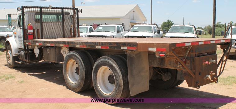 image for item L4274 1998 International 4900 flatbed truck