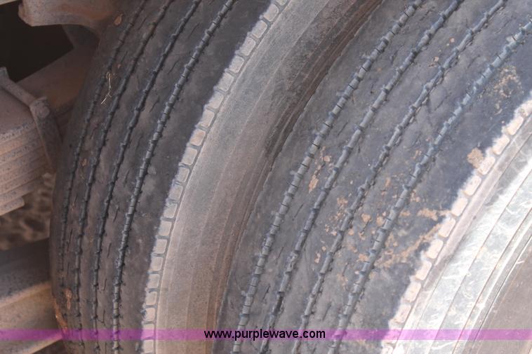 image for item L4274 1998 International 4900 flatbed truck