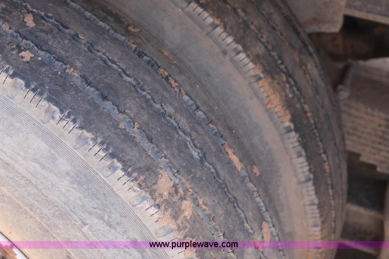 image for item L4274 1998 International 4900 flatbed truck