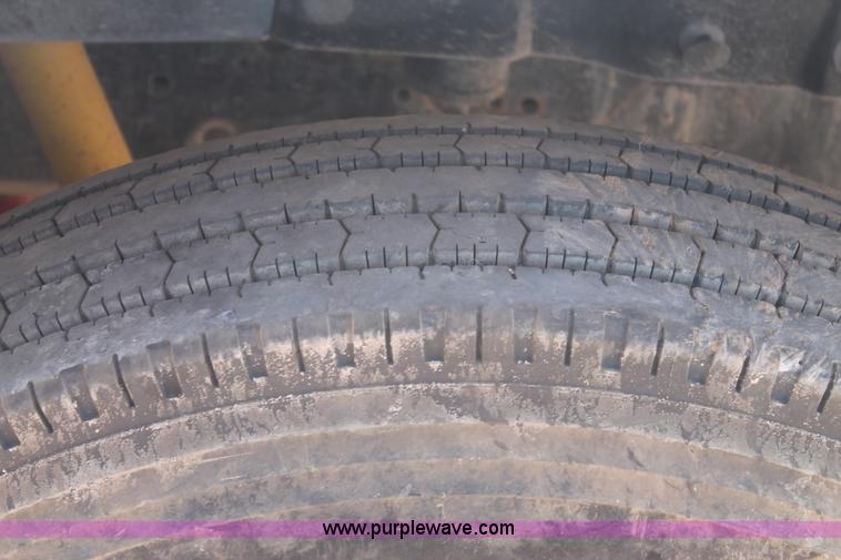 image for item L4274 1998 International 4900 flatbed truck