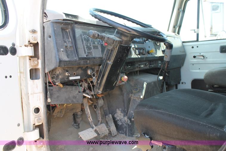 image for item L4274 1998 International 4900 flatbed truck