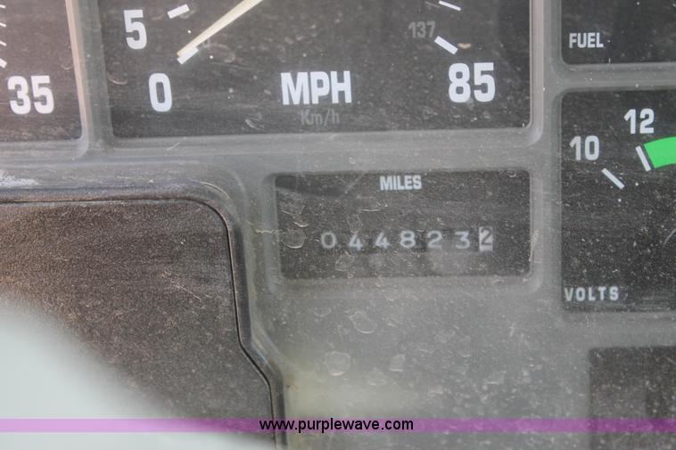 image for item L4274 1998 International 4900 flatbed truck