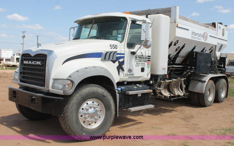 image for item L4275 2012 Mack GU433 mixer truck