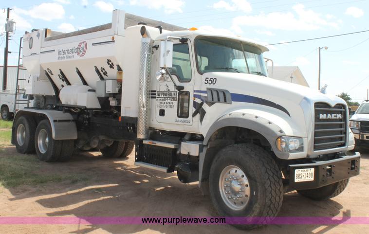 image for item L4275 2012 Mack GU433 mixer truck